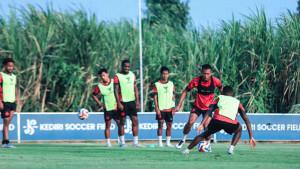 Pemain-Persik-Kediri-Rifqi-Ray-Farandi-mengikuti-latihan-bersama-skuad-Macan-Putih.jpg