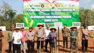Penanaman-bibit-jagung-secara-simbolis-bersama-kelompok-tani-dan-Forkopimda.jpg