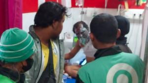 Pengemudi-gojek-datang-menjenguk-korban-begal-di-RSUD-dr-Mohammad-Zyn.jpg