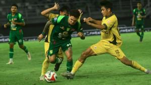 Penyerang-Persebaya-Gali-Freitas-berebut-bola-dengan-pemain-Semen-Padang.jpg