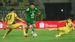 Penyerang-Persebaya-Gali-Frietas-berebut-bola-dengan-pemain-Semen-Padang.jpg