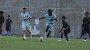 Penyerang-asing-Madura-United-Balotelli-menguasai-bola-dikawal-pemain-Perseba.jpg