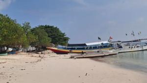 Perahu-di-nelayan-di-Pulau-Pagerungan-Sumenep-sadang-sandar-di-pinggir-pantai.jpg