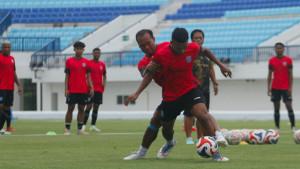 Persela-Lamongan-intens-menggelar-latihan-di-Stadion-Surajaya.jpg