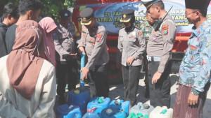 Personel-Polres-Pamekasan-bersama-BPBD-Pamekasan-menyalurkan-bantuan-air-bersih.jpg