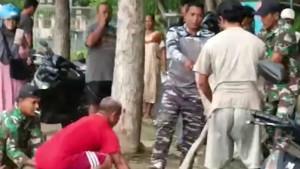Personel-TNI-AL-bersama-warga-sekitar-Lanal-Batuporon-bahu-mengevakuasi-ular-piton.jpg