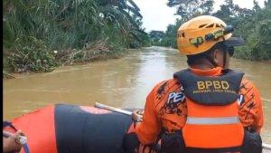 Personel-gabungan-melakukan-penyisiran-terhadap-tubuh-SK-16-Sungai-Blega.jpg