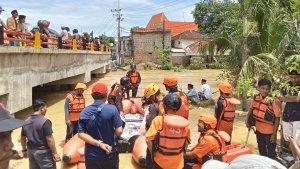 Personel-gabungan-melakukan-penyisiran-tubuh-siswa-hanyut-di-Sungai-Blega-Bangkalan.jpg