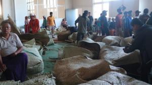 Petani-menjual-hasil-panen-tembakaunya-ke-salah-satu-gudang-rokok-lokal-di-Pamekasan.jpg