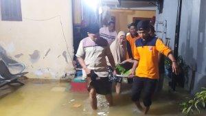 Petugas-BPBD-Pamekasan-dibantu-masyarakat-sedang-mengevakuasi-warga.jpg