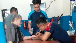 Petugas-Damkar-Kabupaten-Kediri-melepaskan-cincin-yang-menjepit-jari-warga.jpg