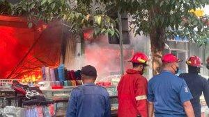 Petugas-Damkar-memadamkan-api-yang-membara-di-Pasar-Krian-Sidoarjo.jpg