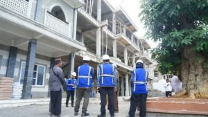 Petugas-dari-PRKP-saat-melakukan-pengecekan-bangunan-Ponpes-di-Bangkalan.jpg