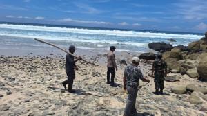 Petugas-gabungan-melakukan-pencarian-korban-tenggelam-di-Pantai-Modangan-Malang.jpg