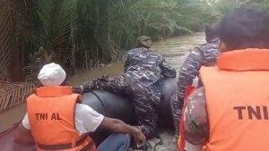 Petugas-lakukan-penyisiran-terhadap-tubuh-siswa-santri-yang-hanyut-di-Sungai-Blega.jpg