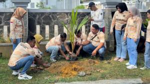 Petugas-pemasyarakatan-bersama-UPT-Pamekasan-penanaman-pohon-kelapa.jpg