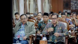 Pj-Bupati-Pamekasan-Masrukin-saat-mengikuti-kegiatan-rapat-bersama-BMKG.jpg
