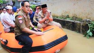 Pj-Gubernur-Jawa-Timur-Adhy-Karyono-didampingi-Pj-Bupati-Bangkalan-Arief.jpg