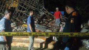 Police-line-dibentangkan-melingkar-mengelilingi-pekarangan-rumah.jpg
