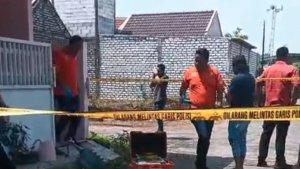 Polisi-membentangkan-police-line-setelah-mengevakuasi-dua-penghuni-rumah-kos.jpg