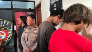 Polisi-mengamankan-pelaku-pengeroyokan-yang-menewaskan-warga-Tuban.jpg