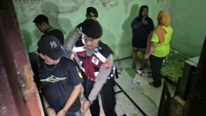 Polisi-mengamankan-sejumlah-orang-dari-tempat-praktik-prostitusi-terselubung-Moroseneng.jpg