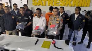 Polisi-menunjukkan-barang-bukti-kasus-pembunuhan-di-Desa-Lesong-Daja-Kecamatan.jpg