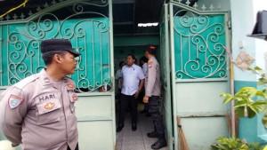 Polisi-olah-TKP-rumah-pasutri-lokasi-pembuhuhan-di-Jalan-Serayu-Nomor-54-Panderejo-Banyuwangi.jpg