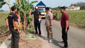 Polsek-Proppo-olah-TKP-penemuan-bayi-di-Desa-Groom-Proppo-Kabupaten-Pamekasan.jpg