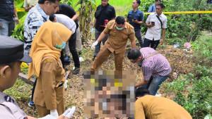 Polsek-Sukodadi-mengevakuasi-jasad-di-parit-Desa-Surabayan-Lamongan.jpg