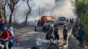 Polsek-Tlanakan-saat-membantu-memadamkan-api-di-lokasi-gubuk-terbakar-di-Jalan-Raya-Tlanakan.jpg