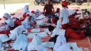 Potret-memilukan-tersaji-di-halaman-Balai-Desa-Lerpak.jpg