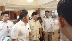 Prabowo-Subianto-diajak-oleh-masyarakat-untuk-swafoto-usai-bertemu-kiai-sepuh-Jawa-Timur.jpg