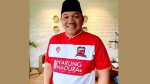 Presiden-Klub-Madura-United-Achsanul-Qosasi-memakai-jersey-anyar-pra-musim.jpg