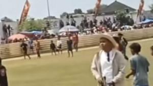 Pria-membawa-senjata-api-di-dalam-arena-pertandingan-kerapan-sapi-Bangkalan-Minggu-2192025.jpg