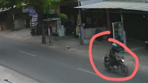 Pria-misterius-mencuri-motor-Yamaha-Vixion-warna-hitam-milik-montir-bengkel-mobil.jpg