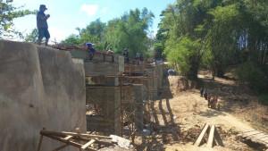 Proyek-jembatan-penghubung-DI-Desa-Daleman-Sampang-terancam-molor.jpg