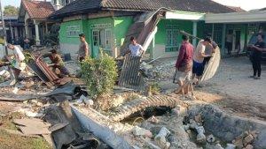 Puing-puing-pagar-dan-teras-rumah-setelah-dihantam-mobil-PJR-Suramadu-dan-Ertiga.jpg