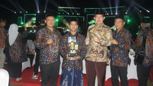 RAIH-PRESTASI-Nor-Azmy-memegang-piala-di-dampingi-Kepala-Bagian.jpg