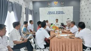 RAPAT-BERSAMA-Suasana-saat-Kepala-Dinsos-Pamekasan-Herman-Hidayat.jpg