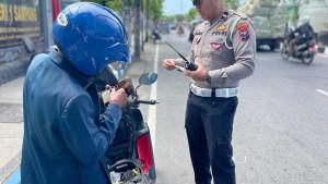 RAZIA-KENDARAAN-Sejumlah-anggota-Satuan-Lalu-Lintas-Satlantas-Polres-Sampang.jpg