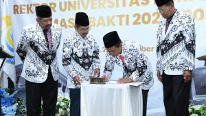RESMI-DILANTIK-Suasana-Dr-Asmoni-resmi-dilantik-sebagai-rektor-Universit.jpg