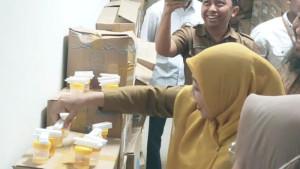 RSUD-Syamrabu-Bangkalan-menggelar-tes-urine-secara-acak-dan-mendadak-di-lantai-I.jpg