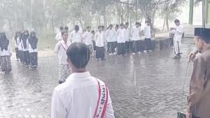 Ratusan-santri-di-Pamekasan-tetap-ikuti-apel-HSN-2025-meski-diguyur-hujan-deras-Rabu-22102025.jpg