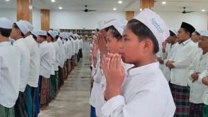 Ribuan-santri-Ponpes-Syaikhona-Kholil-Kelurahan-Demangan-Bangkalan-menggelar-Salat-Ghaib.jpg