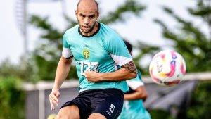Risto-Mitrevski-pemain-asing-baru-Persebaya-saat-mengikuti-latihan-tim-di-Lapang.jpg