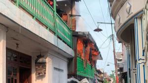 Rumah-di-Jalan-Dupak-Timur-III-Jepara-Bubutan-Surabaya-yang-terbakar.jpg