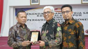 SEMAKIN-MENDUNIA-Rektor-Universitas-Trunojoyo-Madura-UTM-Prof-Dr-Safi.jpg