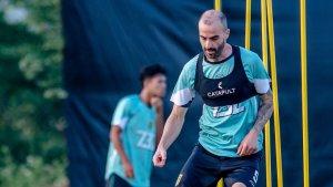 SESI-LATIHAN-Milos-Raickovic-saat-mengikuti-sesi-latihan-tim-Persebaya-di-Lapangan-ABC.jpg