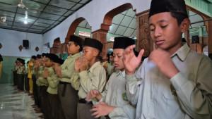 SHALAT-GAIB-Ribuan-santri-Pondok-Pesantren-Ponpes-Assyiafi-Iyyah-Duri-Sawo.jpg